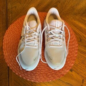 NWOB Nike Quest Pink and Gray Running Shoes Size 9.5